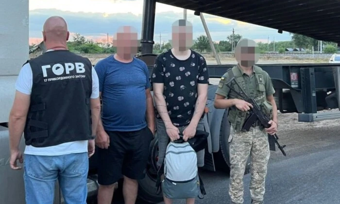 Чоловіки гідроциліндри на кордоні