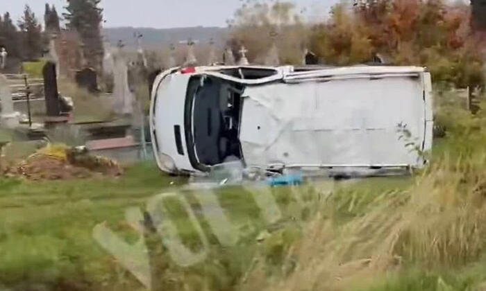Бус ТЦК перекинувся біля цвинтаря