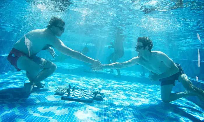 Гросмейстери грають в шахи під водою