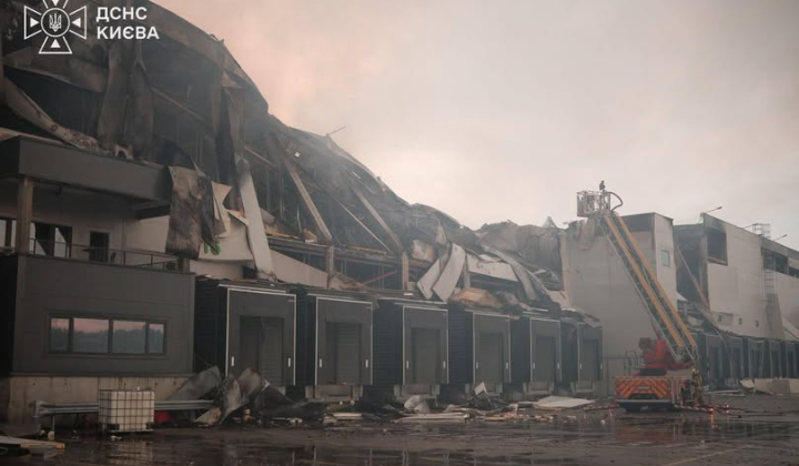 Пожарные тушат огонь в Киеве