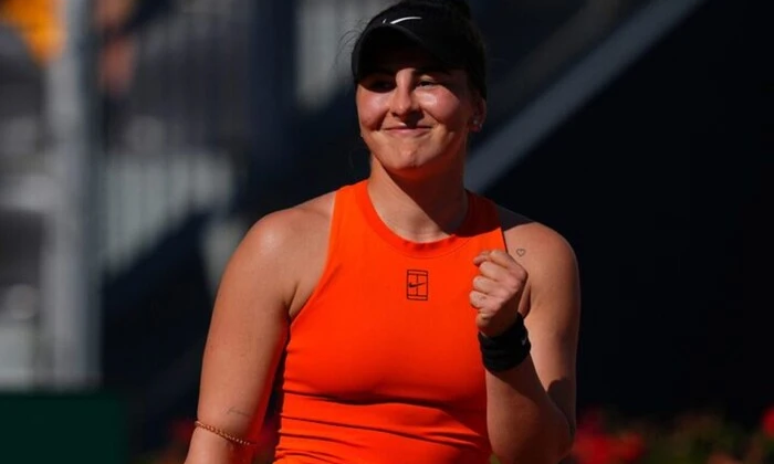 Canadian tennis player comforts opponent at Roland Garros