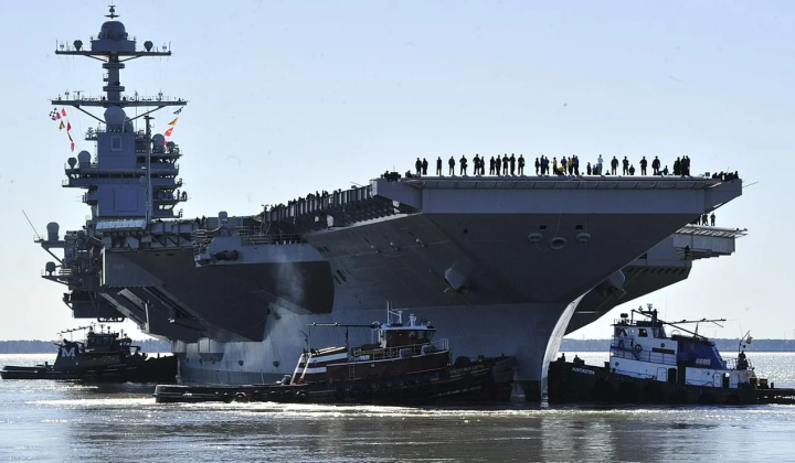 Китайский авианосец типа 004 рядом с USS Gerald R. Ford