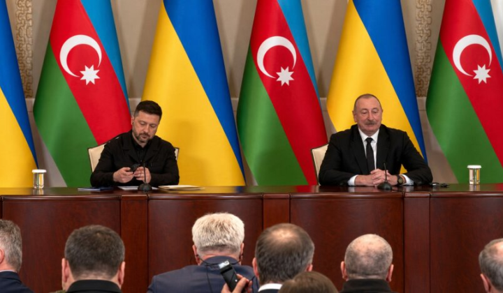 Zelensky signs agreements in Baku