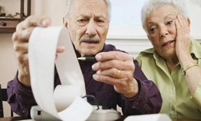 Пенсионеры обменивают деньги в банке