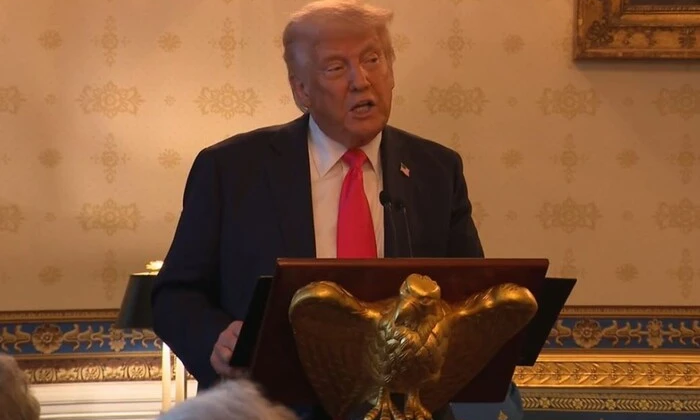 Трамп молиться в Білому домі