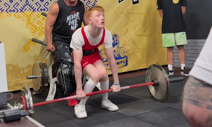 Український спортсмен піднімає 100-кілограмову штангу