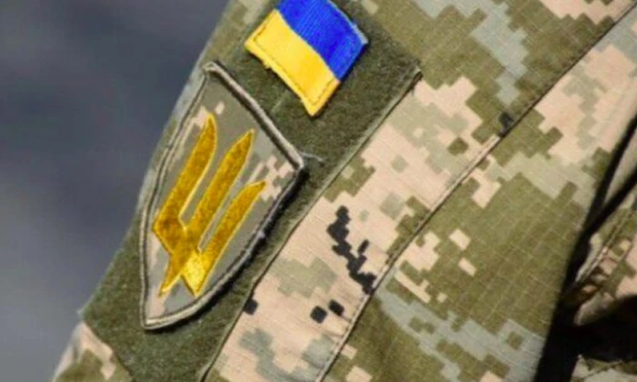 Чоловік лежить на підлозі