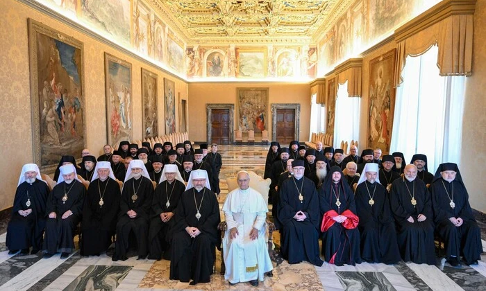 Папа Лев XIV и епископы молятся за Украину