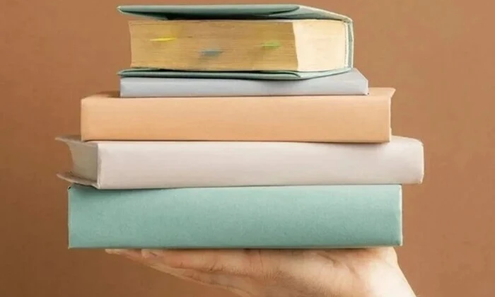 Молодой человек выбирает книгу в интернет-магазине