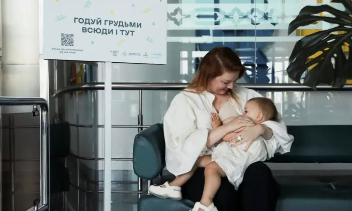 Заместительница министра кормит ребенка грудью