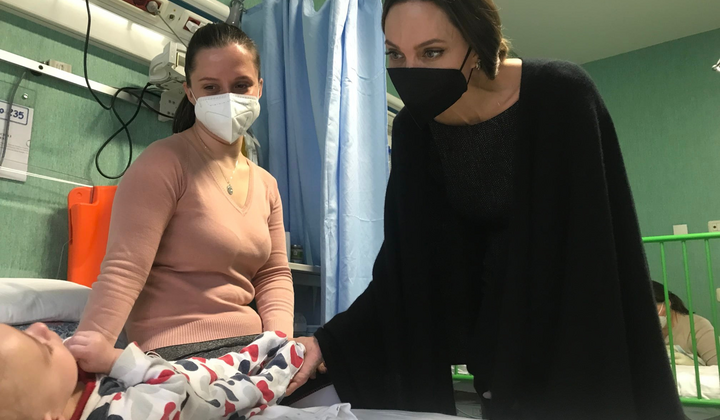 Анджеліна Джолі зустрічається з дітьми в італійській лікарні