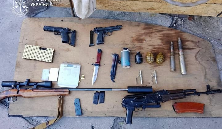 Мужчина угрожает полиции гранатой в Киеве