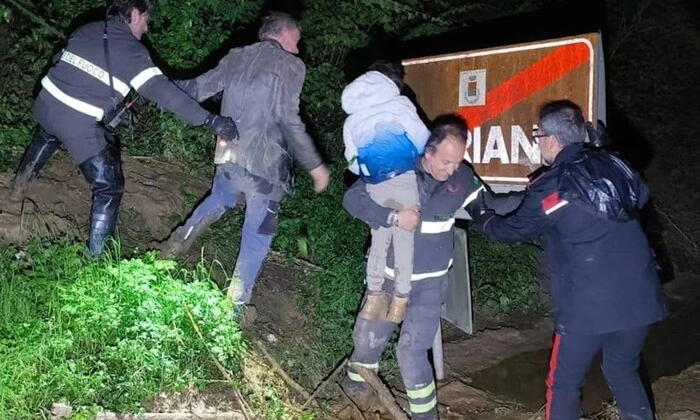 Отец держал детей в лесной хижине