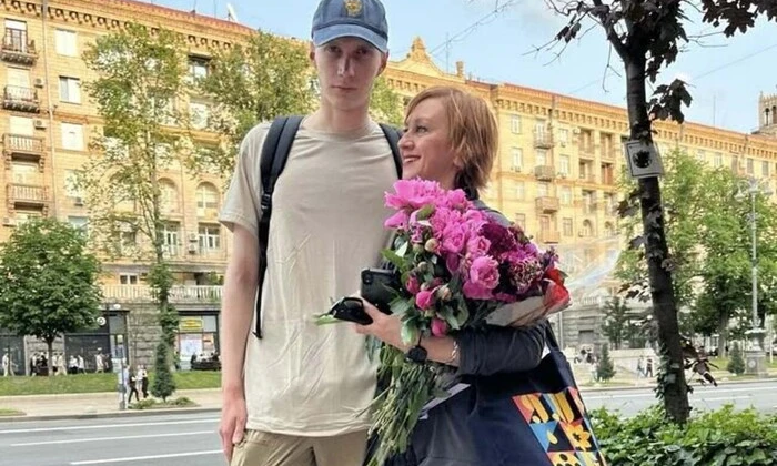 Римма Зюбіна з сином у військовій формі