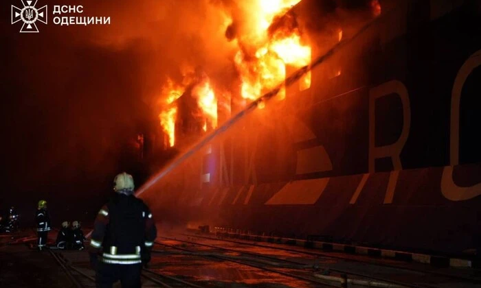 Пошкоджене судно у порту Чорноморськ