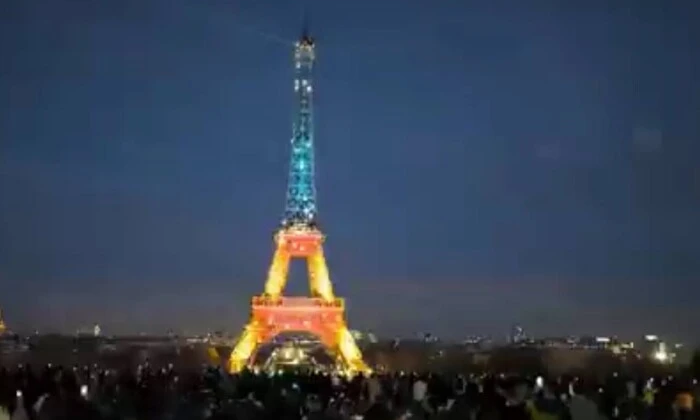 Ейфелева вежа українськими кольорами