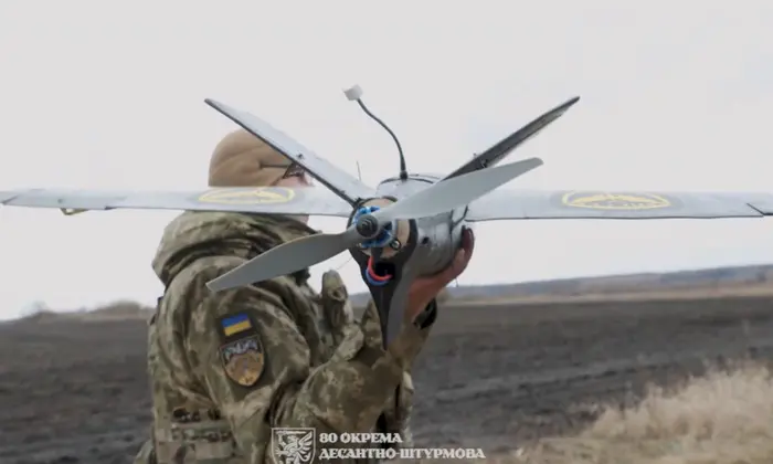 Украинские бойцы с использованием нестандартных инженерных решений