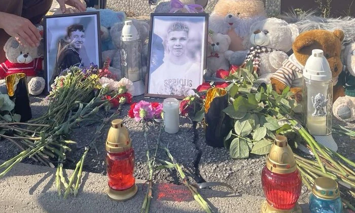 Жители Шаргорода несут цветы на место убийства двух школьников