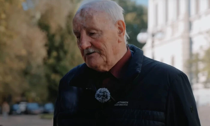 Батько розповідає сину про небезпеку