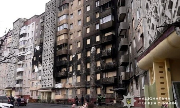 Врачи оказывают помощь пострадавшим