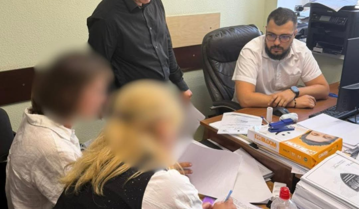 Бухгалтерці Подільської РДА підозрюють у розтраті