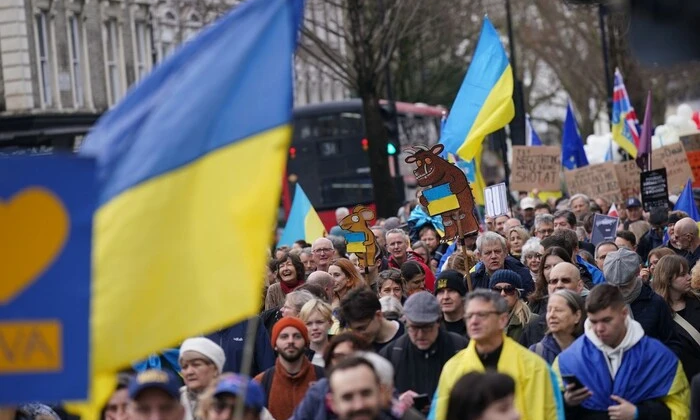 Тысячи людей на митинге в Лондоне
