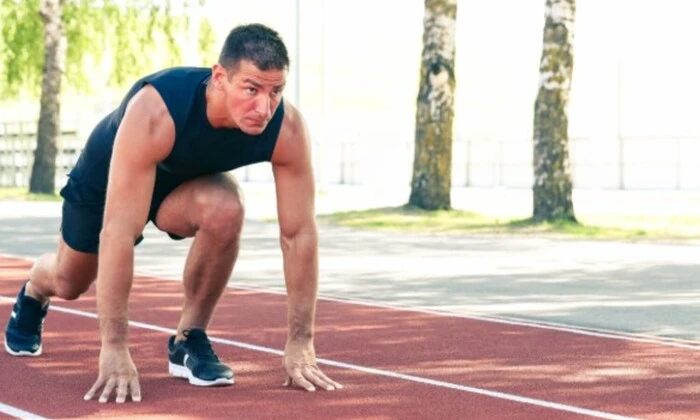 Чоловік коле собі тестостерон