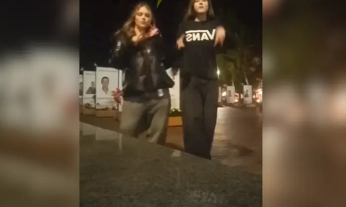 Танцюючі підлітки під російську музику