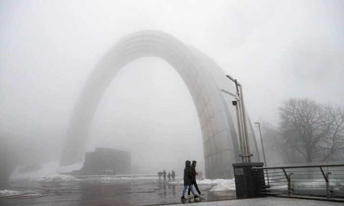 Густий туман над Києвом