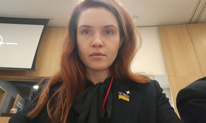 Девушка ругается на концерте