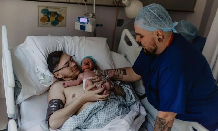 Зображення трансгендерного чоловіка, народжуючого дитину