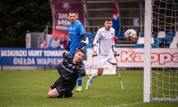 Люди грають у футбол на фестивалі