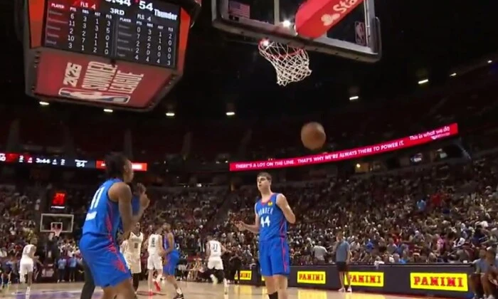 Баскетболист играет в Летнюю лигу НБА