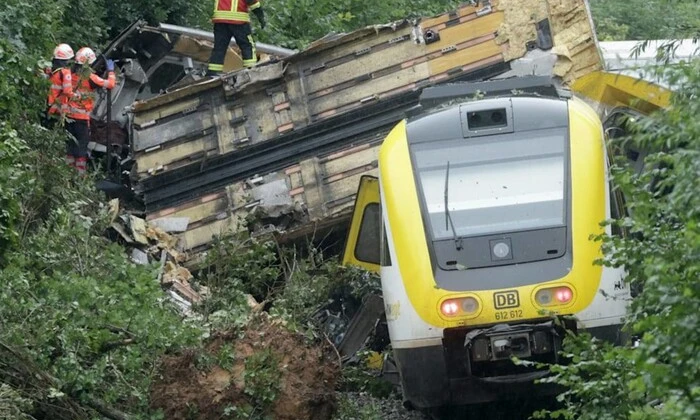 Пасажирський поїзд зійшов з рейок