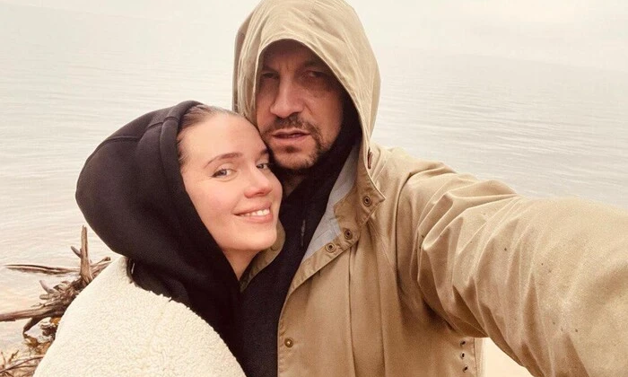 Фронтмен гурту розмовляє з журналісткою