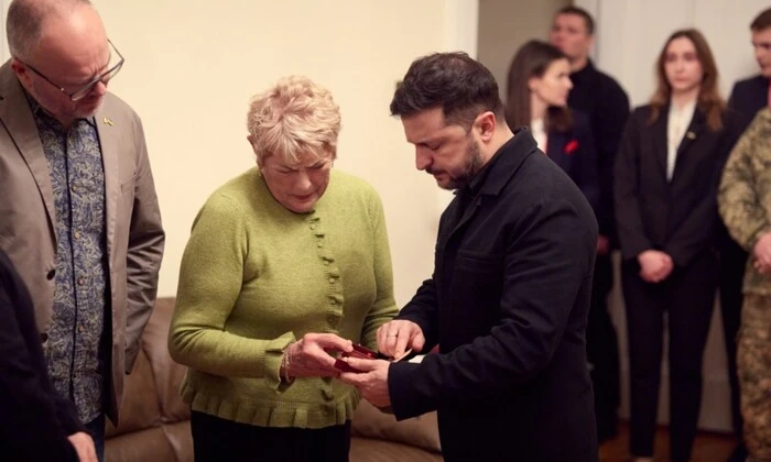Zelensky presents awards to the families of Irish volunteers