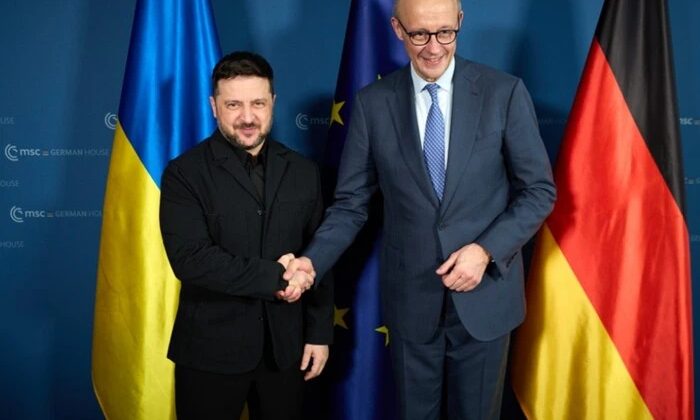Флаги Германии и Украины на деньгах
