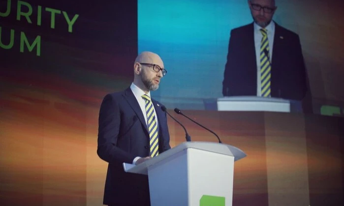 Yatsenyuk on neutralizing international law