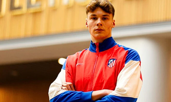 Український воротар позує в формені Атлетіко