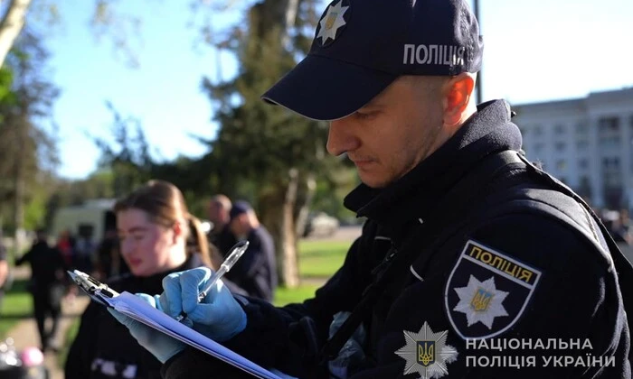 Чоловік з ножами атакує поліцейських