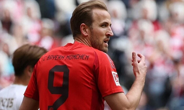 Кейн з трофеєм у руках