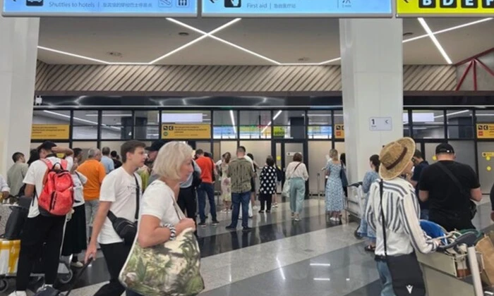 Росіяни ночують в аеропортах через авіаколапс