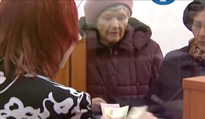Жінка на пенсії з радістю