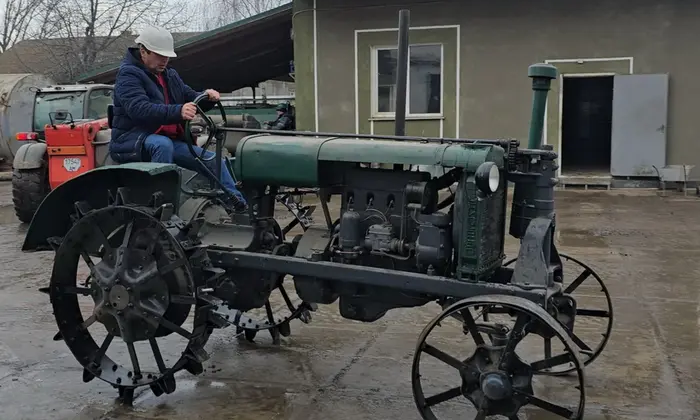 Ретро-трактор на постаменті Вінниці