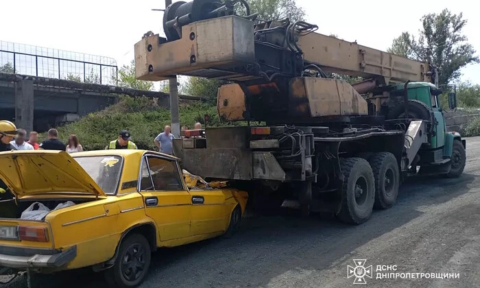 ДТП у Кривому Розі: зіткнення ВАЗу з автокраном