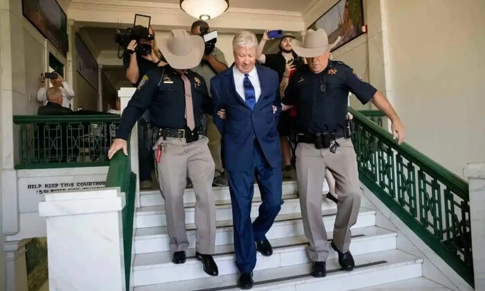 Колишній духовний радник Трампа в масці