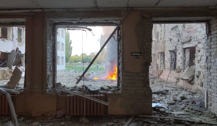 Російський авіаудар у центрі Сум, у будівлі школи