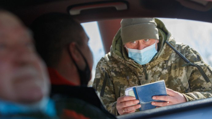 Мужчина с багажом на фоне границы