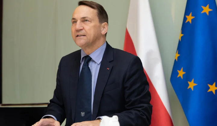 Polish Foreign Minister Sikorski Clarifies Police Intervention at Constitutional Tribunal to Support Newly Appointed Judges