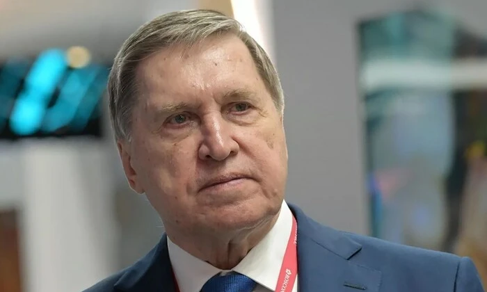 Російський та американський прапори на переговорах